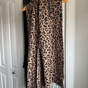 Banana Republic leopard print scarf  LIKE NEW